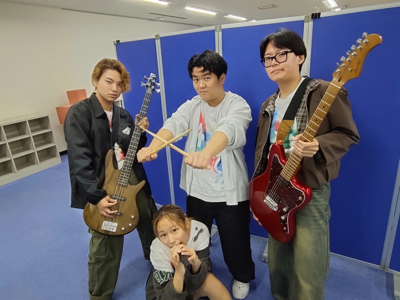 人, 立つ, ワイン, 女性 が含まれている画像AI によって生成されたコンテンツは間違っている可能性があります。