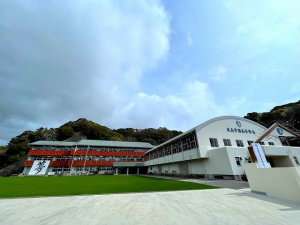 成美学園高等學校の本校は、千葉県勝浦市の海が見える場所にあります。  2023年4月に開校して以来、トレーニングルームやゴルフシミュレーターが新たに設置されるなど、絶賛進化中です。    現在、体育館も床のリフォームと新しいバスケットゴールの設置が進んでいます。
