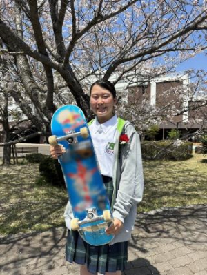 土浦日本大学高校 通信制課程（茨城県土浦市）のスポーツ・芸術コース 第１学年に在籍する草木ひなのさんが、スケートボードのパリオリンピック最終予選・女子パーク決勝で5位入賞を果たしました。