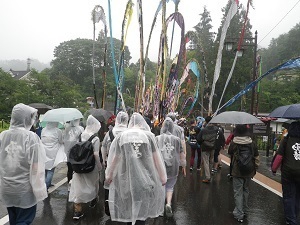7月15日（月祝）、さくら国際高校は別所温泉のお祭り「岳の幟（たけののぼり）」に参加しました。