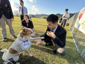 日章学園九州国際高等学校には、敷地内にドッグランが併設されています。  国内の高校では珍しく、宮崎県えびのの広大な自然を楽しめるドッグランで、開設背景には動物の飼育・ふれあいを通じて命の大切さを学んでほしいという思いがあります。