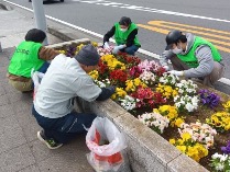 つくば開成高等学校は、4月7日（月）に今年度最初のボランティア活動として守谷駅前にある花壇の草取りを行いました。