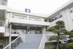 今春、学校法人角川ドワンゴ学園がN高等学校（以下、N高）とS高等学校に続いて3校目に開校したR高等学校（以下、R高）。