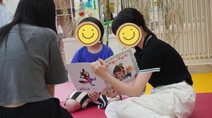 中央高等学院では、「将来何がしたいかわからない」「社会に出るのが不安」という生徒のために、自分の可能性を知るための講座や楽しい体験授業がたくさん用意されています。  先日は、「東京教育専門学校」さんのご協力のもと、「保育」の仕事について学ぶ体験授業を行いました。 