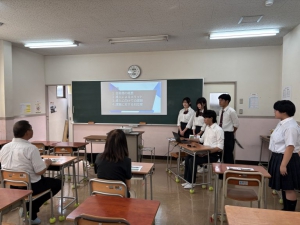 日々輝学園高等学校 東京校の生徒会メンバーが、公約に掲げていた「食品自動販売機」の設置に向け、校長・教頭先生にプレゼン発表を行いました。