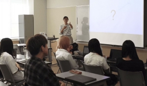 飛鳥未来高等学校は、平安伸銅工業株式会社の竹内香予子氏を講師に迎え、アントレナーシップに関する講演を実施しました。