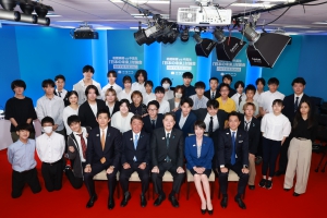 9月28日（日）、自由民主党総裁選に出馬する全候補者と、学校法人角川ドワンゴ学園が運営するN高等学校・S高等学校・R高等学校（総称、N高グループ）に在籍する生徒による「総裁候補vs中高生『日本の未来』討論会」（主催：ニコニコ）が開催されました。