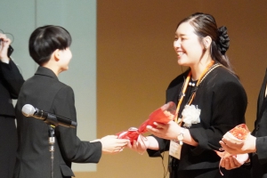 9月30日(火)、名古屋市中村文化劇場（愛知県名古屋市）にて、飛鳥未来高等学校 名古屋キャンパスの前期卒業式が挙行されました。