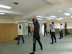 北豊島高等学校 通信制課程が、オリジナルコースの校外体育スクーリングとして「シンプルトレーニング＆スローストレッチ」を行いました。