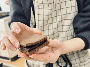 英風高校では、特別活動の一環として様々な体験授業を行っています。  今回は、生チョコクッキーサンド作りに挑戦しました。