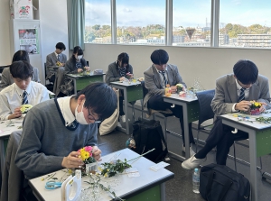 野田鎌田学園横浜高等専修学校は、3年生の総合調理実習において、「食卓の演出」をテーマに、フラワーアレンジメントとランチョンマット制作を行いました。