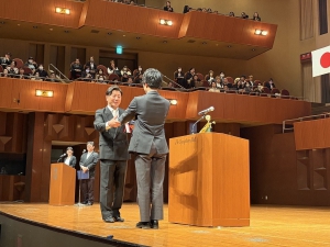 ルネサンス大阪高等学校(通信制高校、本校：大阪府)の卒業証書授与式が3月5日（木）、ザ・シンフォニーホール（大阪府大阪市）で行われました。  1,424名の卒業生のうち約600名の卒業生が参加、卒業証書が授与されました。