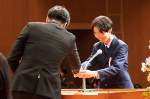 成美学園高等學校は3月6日(金)、千葉県教育会館（千葉県千葉市）にて卒業式を挙行。  総勢590名の卒業生の内、この日は成美学園高等部の千葉県内の拠点に所属する卒業生が一堂に会しました。