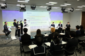 学校法人角川ドワンゴ学園N高等学校・S高等学校・R高等学校（以下、N高グループ）、N中等部の部活動「N高グループ政治部」の6期生による成果発表会が、３月5日（木）に行われました。