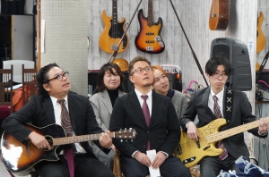 キッカケ学園は、3月19日(木)、神奈川県横浜市の学園内で卒業式を開催しました。  2022年に開設された同学園の高等部一期生、および中等部の卒業生が一堂に会し、一人ずつ卒業証書と贈答品が手渡されました。