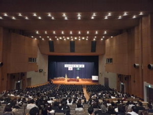 明聖高等学校では、4月15日に千葉市民会館において令和8年度入学式を挙行しました。