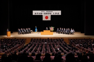 式のはじめには、8つのキャンパス（野田キャンパス、柏キャンパス、千葉キャンパス、さいたまキャンパス、渋谷キャンパス、立川キャンパス、町田キャンパス、横浜キャンパス）それぞれの教員から新入生一人ひとりの名前が呼ばれ、1,000名近い新入生の入学が許可されました。