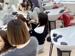 ECC学園高等学校には、英語・韓国語・ゲーム・CG・ヘアメイク・ネイルなど多彩なコースがあります。  先日は、ネイルやヘアアレンジ、メイクの美容に関することを学ぶプロ講座があるコース「ビューティーフィールド」の「ヘアアレンジⅡ」のプロ講座が行われました。