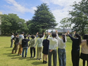 麗澤高等学校 通信制課程では、6月10日に家庭科のスクーリングの一環としてキャンパス内に園舎のある麗澤幼稚園児との「ふれあい実習」が行われました。