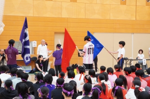 7月16日(木)、さくら国際高等学校 東京校は、国立オリンピック記念青少年総合センター（東京都渋谷区）にて体育祭を開催。学年別のチーム対抗で様々な種目が行われ、優勝を競い合いました。