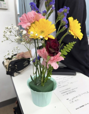 三宮みのり高等部は一般社団法人 花育・庭育SMILE LAB 花育セラピストの森島和美先生をお招きし、「花育セラピー」を行いました。
