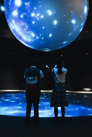 英風高等学校（大阪府・通信制高校）の写真同好会と創作部が合同で、吹田市の万博公園にある「ニフレル」にて校外での部活動を実施しました。