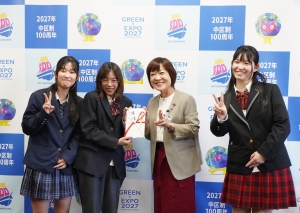 飛鳥未来きぼう高校 横浜みなとみらいキャンパスの生徒が、横浜市中区役所にて中区長と教育や地域のまちづくりをテーマに対談を行いました。