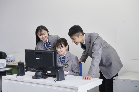 一人一台のデスクトップ型パソコンでしっかり学習します