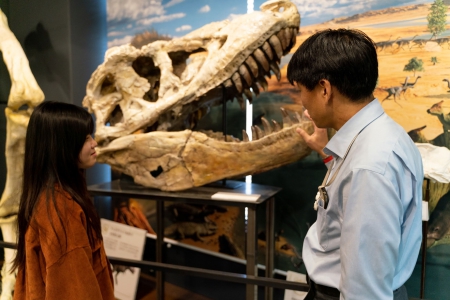 恐竜博物館において語らう教員と生徒