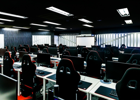 本格設備でeスポーツが学べるeスポーツコースを開講しています