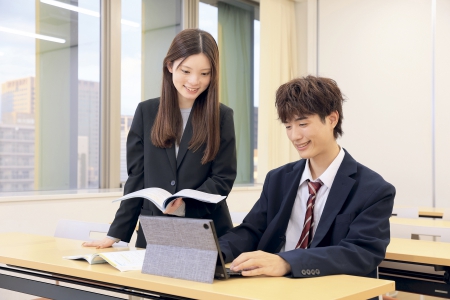 わからないところは、先生がすぐそばで教えてくれるから安心！