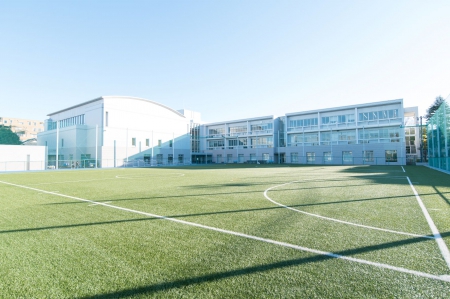 グラウンドや特別教室など充実した東京本校の施設