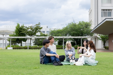 芝生でのんびり　おしゃべりタイムも楽しい！