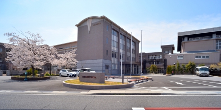 全日制が併設され、多くの生徒が通っている学校です。理科室や家庭科室などの設備が整っています。